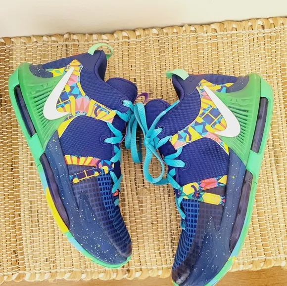 LEBRON WITNESS VII BASKET BALL SHOES 6Y