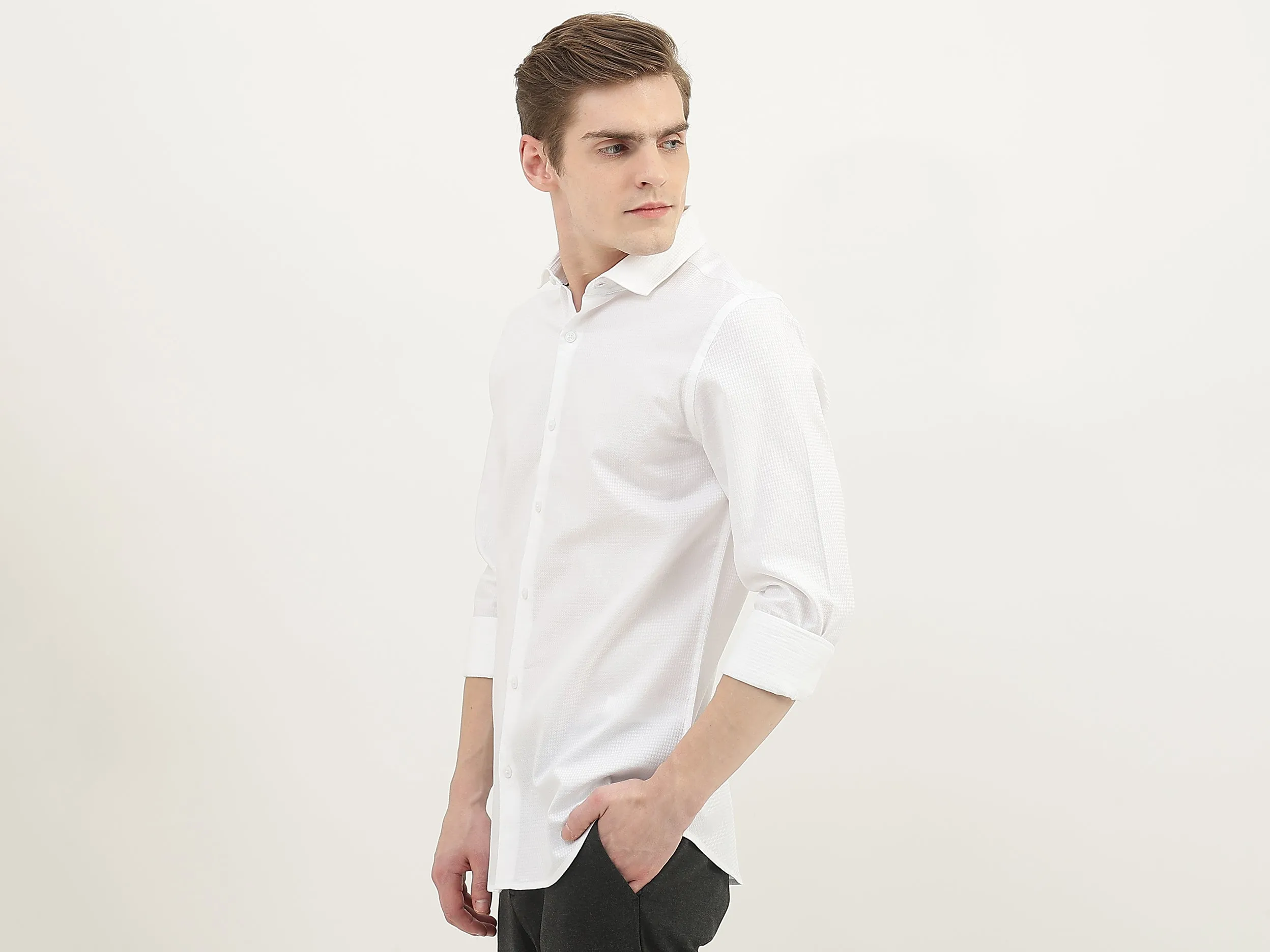 Men Textured Cutaway Collar Shirt