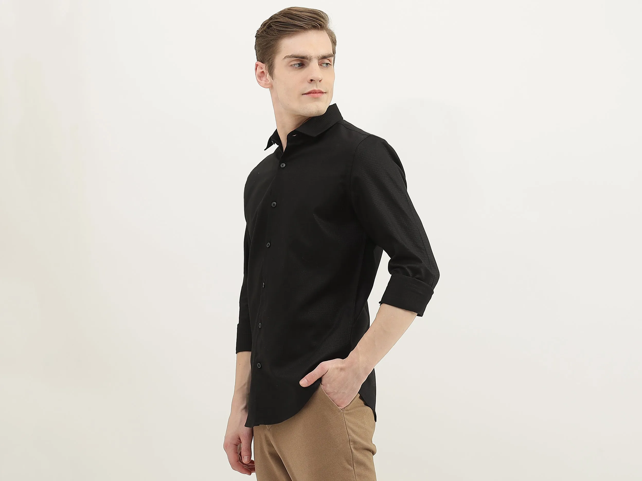 Men Textured Cutaway Collar Shirt