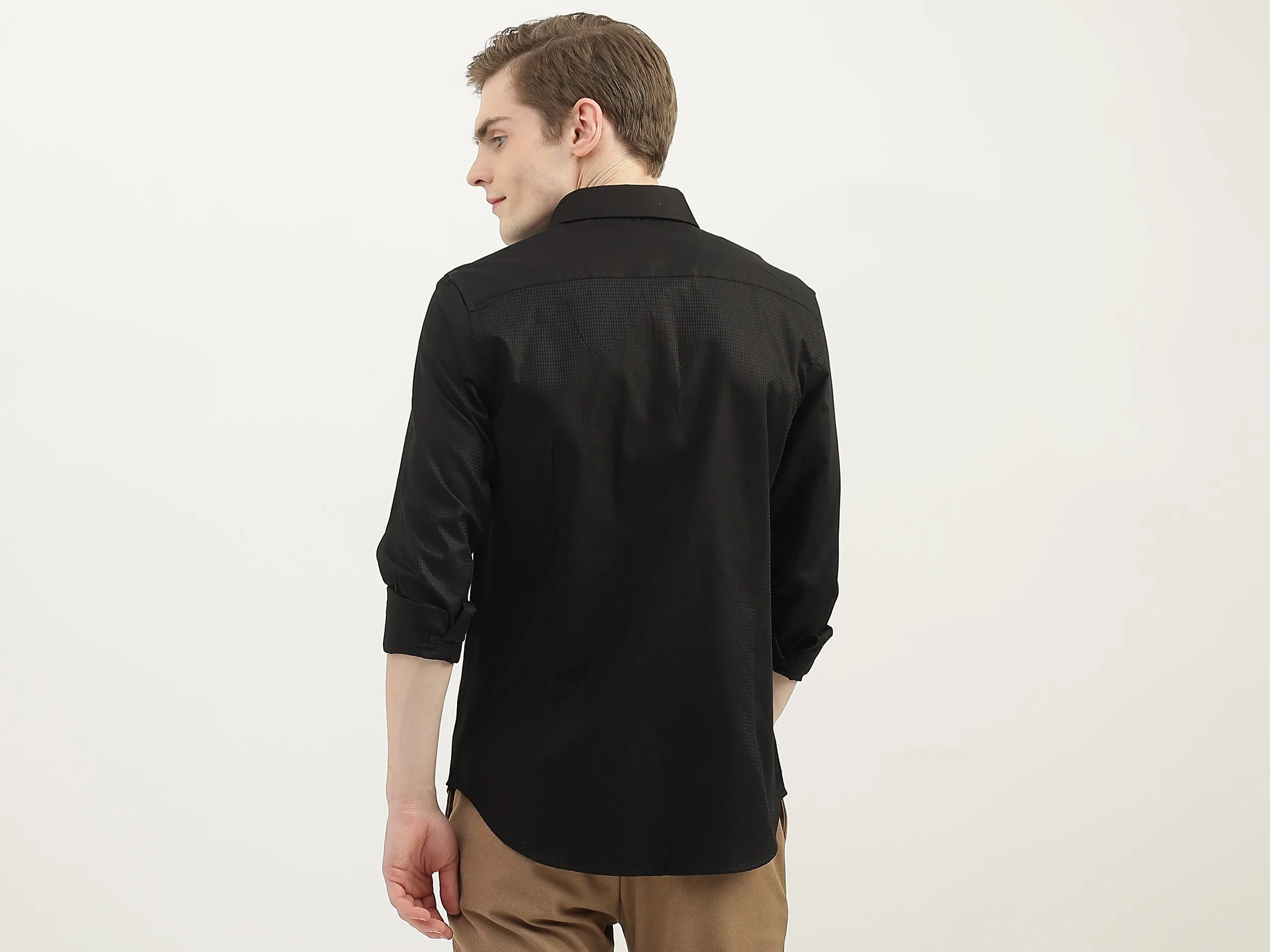 Men Textured Cutaway Collar Shirt