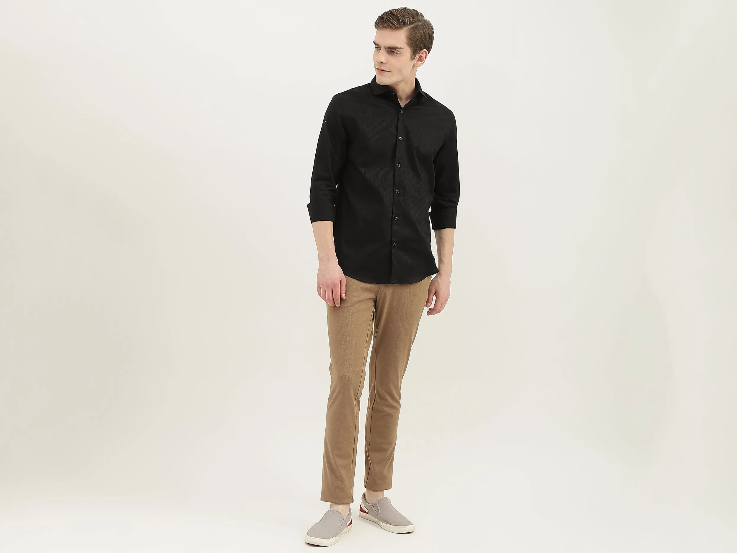 Men Textured Cutaway Collar Shirt