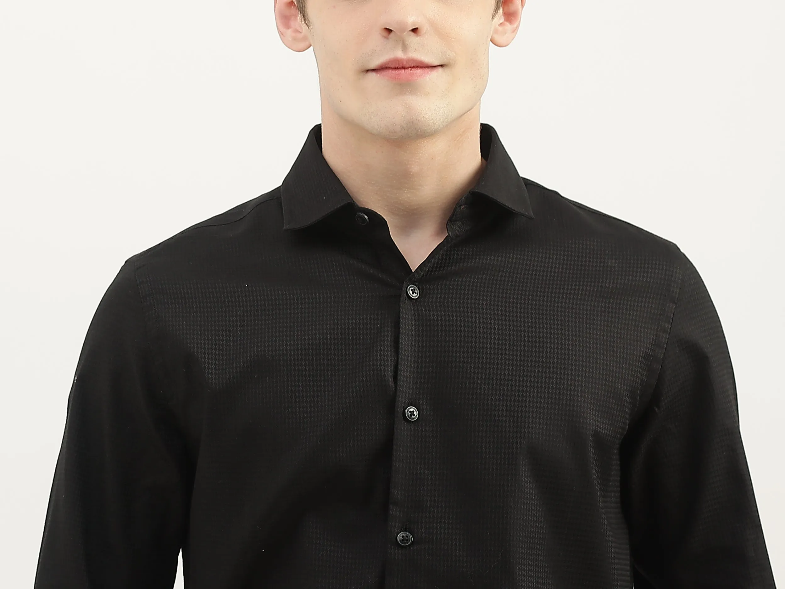 Men Textured Cutaway Collar Shirt