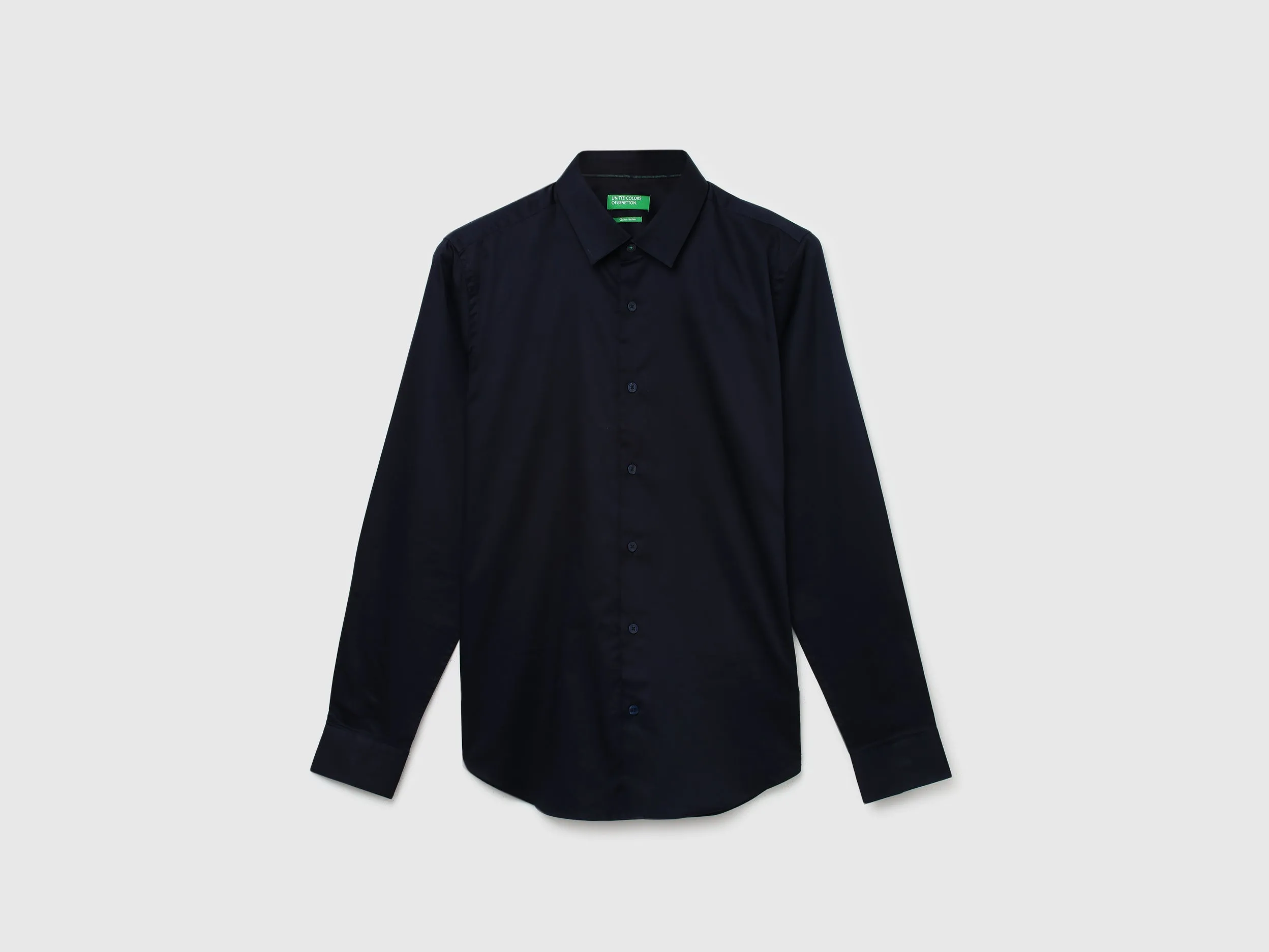 Men Textured Cutaway Collar Shirt