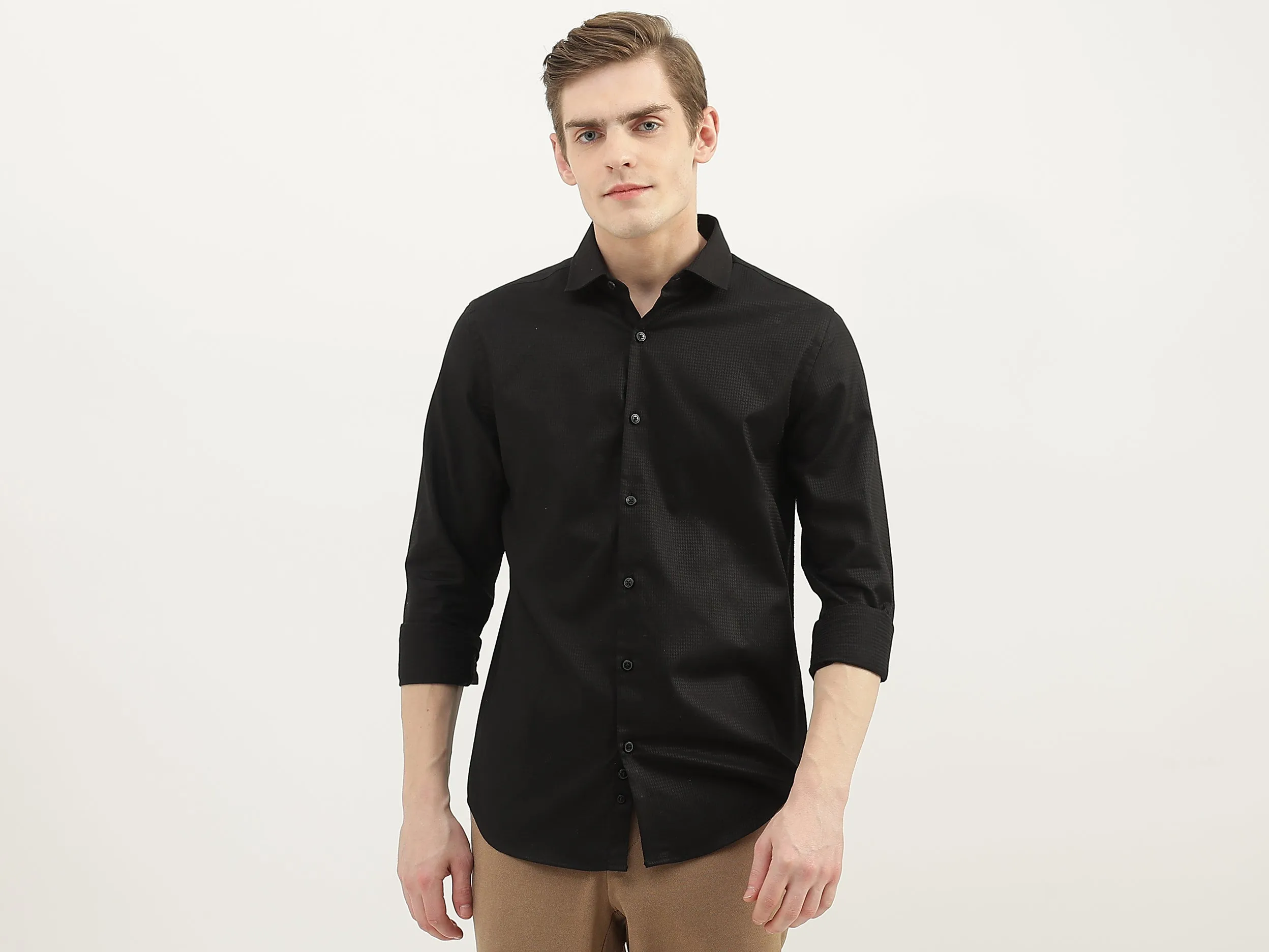 Men Textured Cutaway Collar Shirt