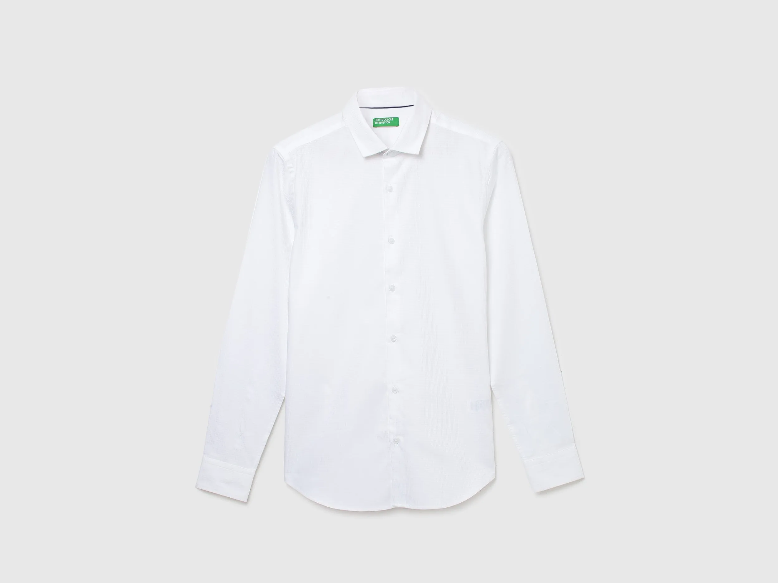 Men Textured Cutaway Collar Shirt