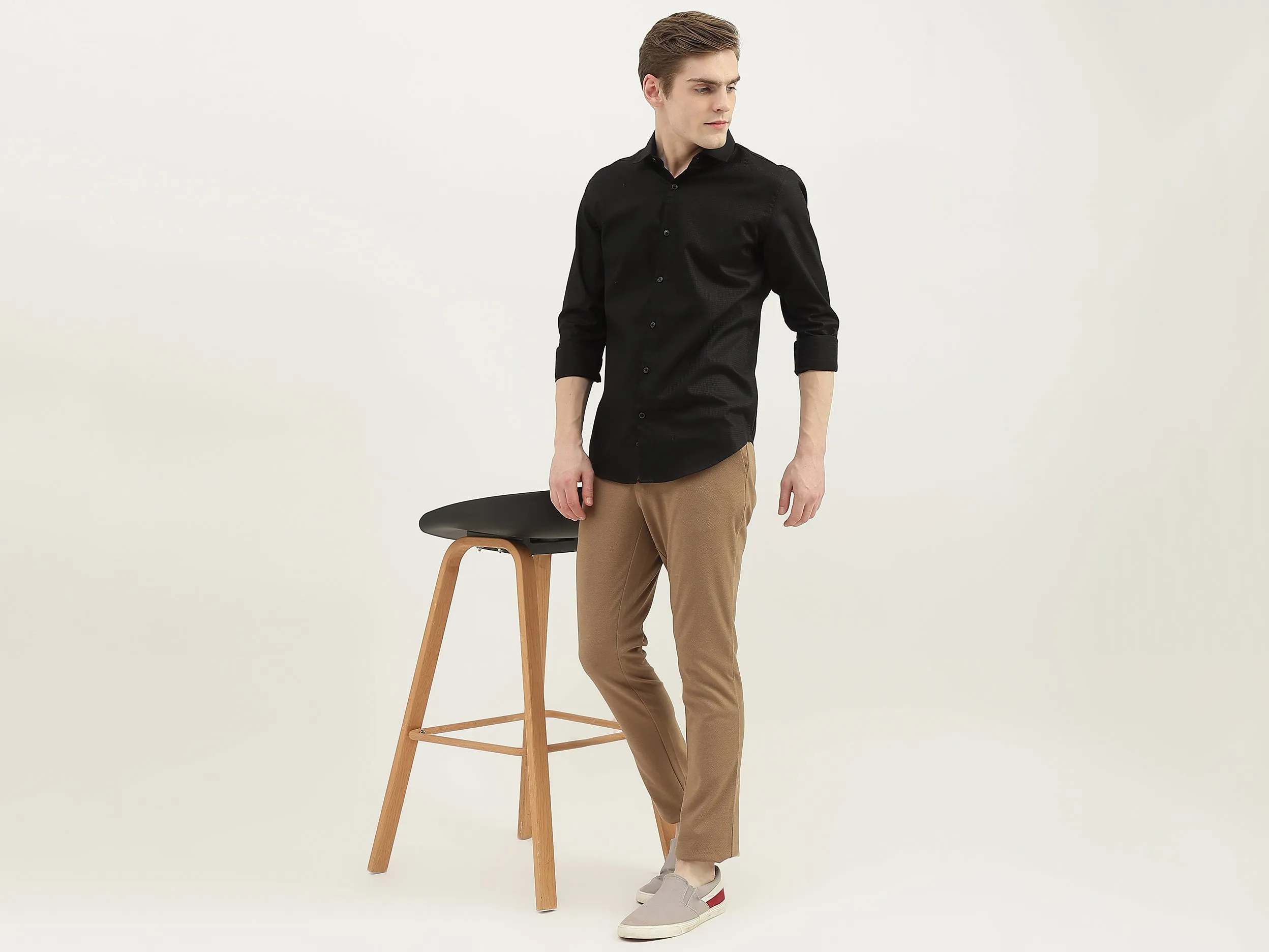 Men Textured Cutaway Collar Shirt