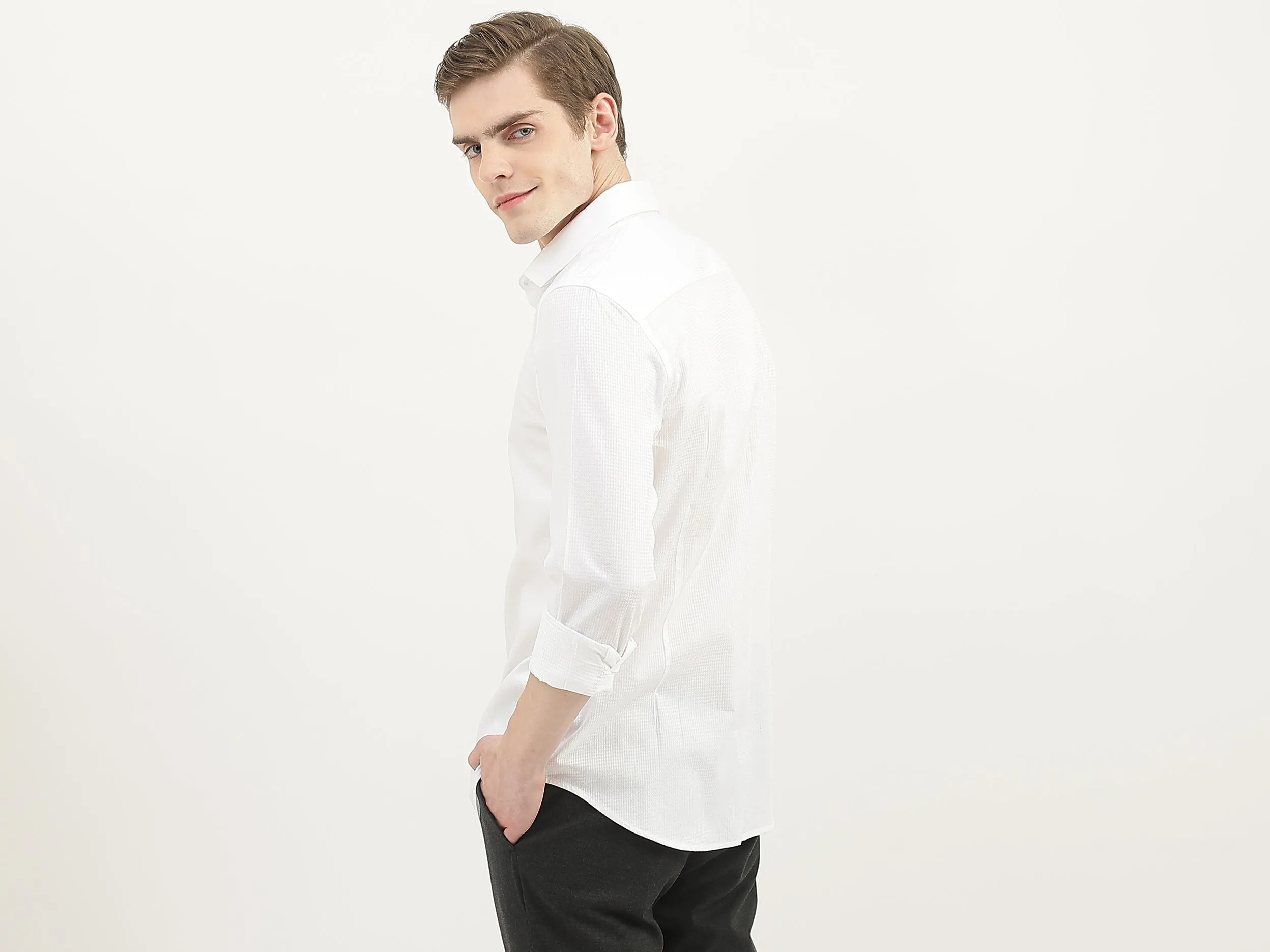 Men Textured Cutaway Collar Shirt