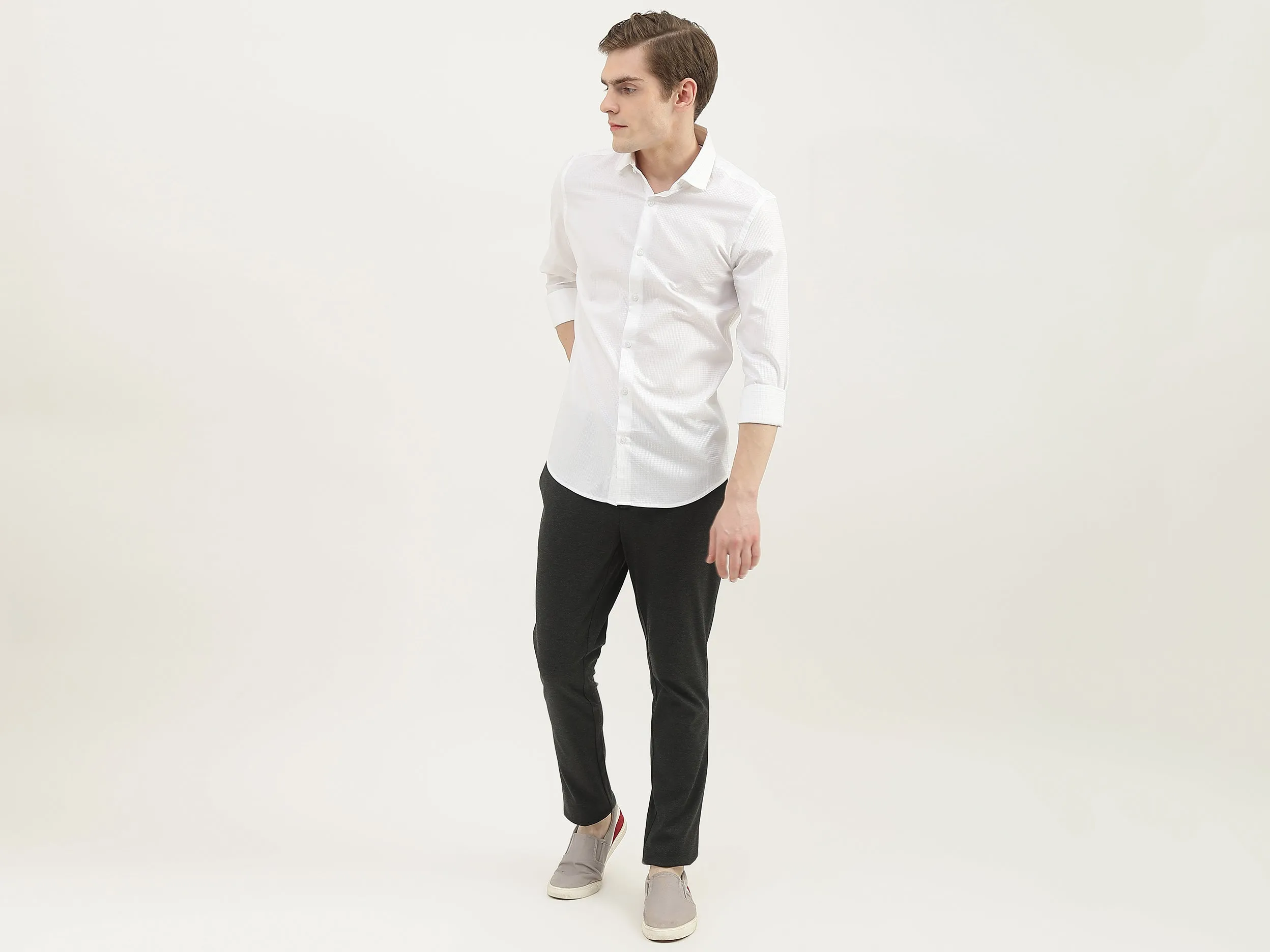 Men Textured Cutaway Collar Shirt