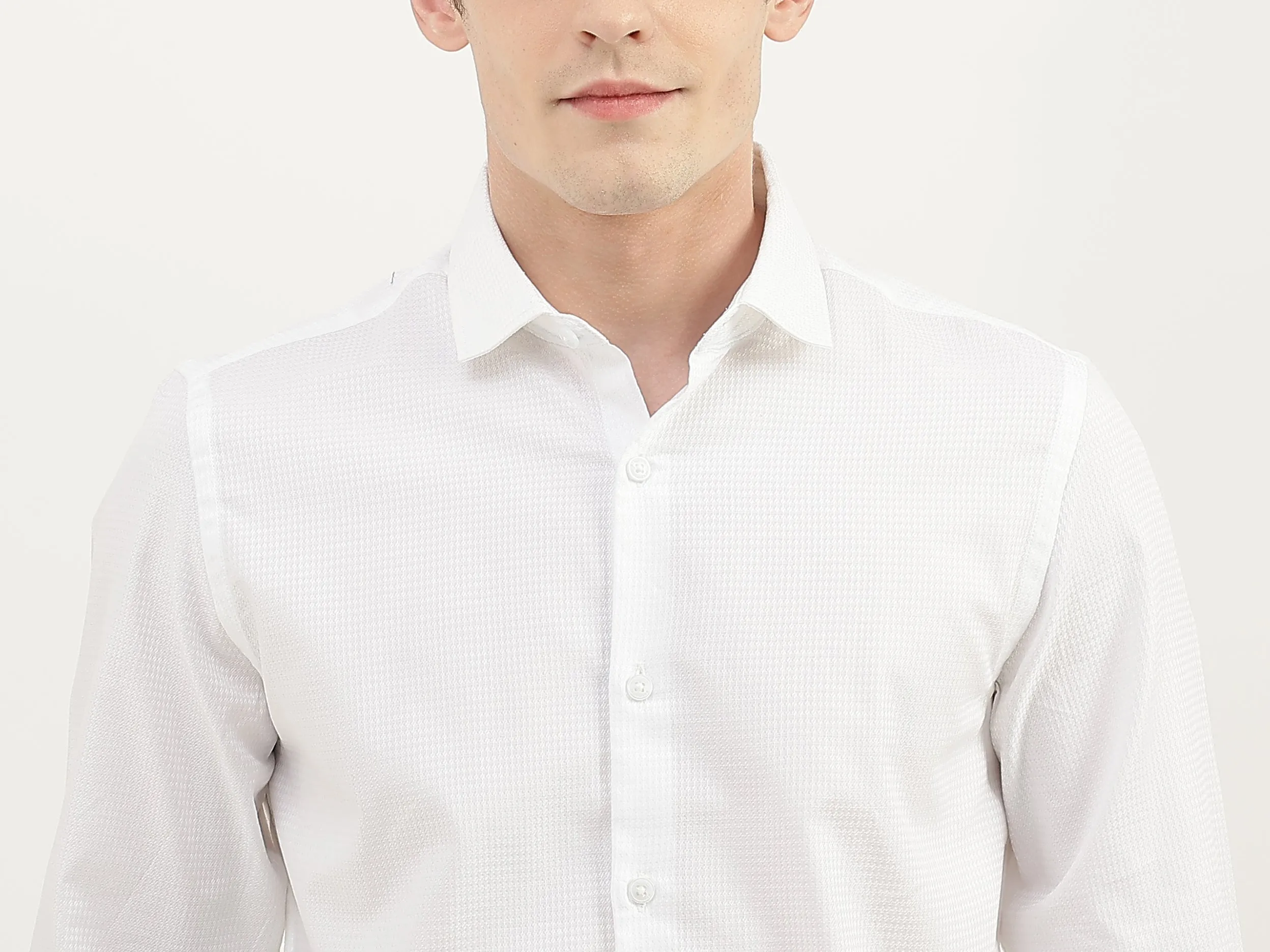 Men Textured Cutaway Collar Shirt