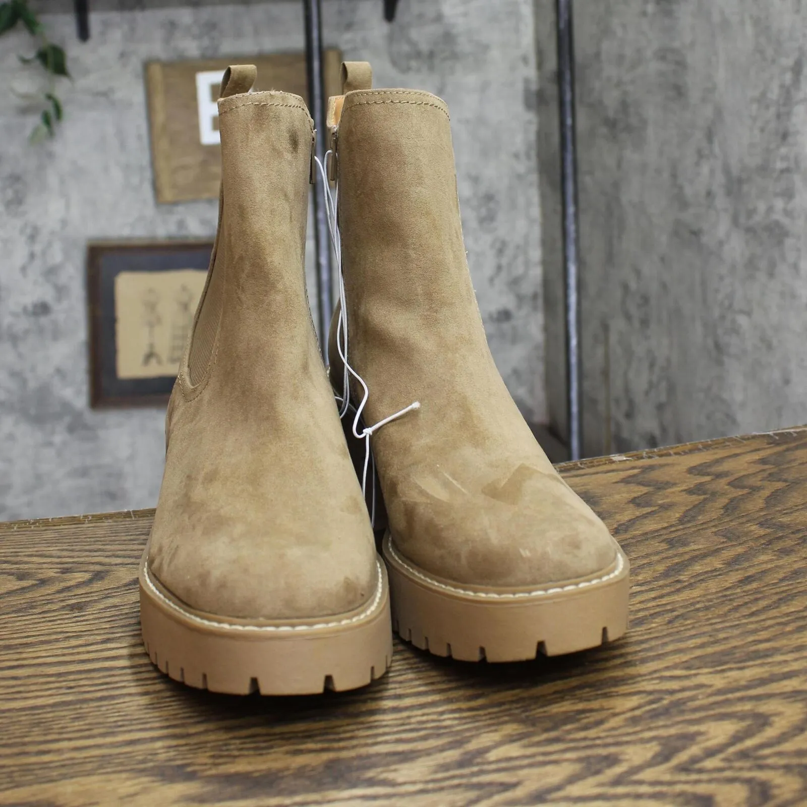 Universal Thread Crispin Chelsea Boots with Memory Foam Insole Tan Brown 11M