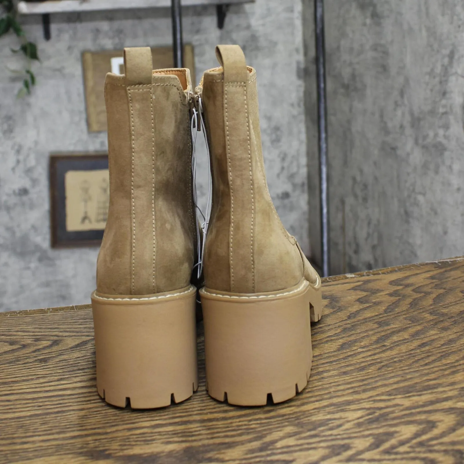 Universal Thread Crispin Chelsea Boots with Memory Foam Insole Tan Brown 11M