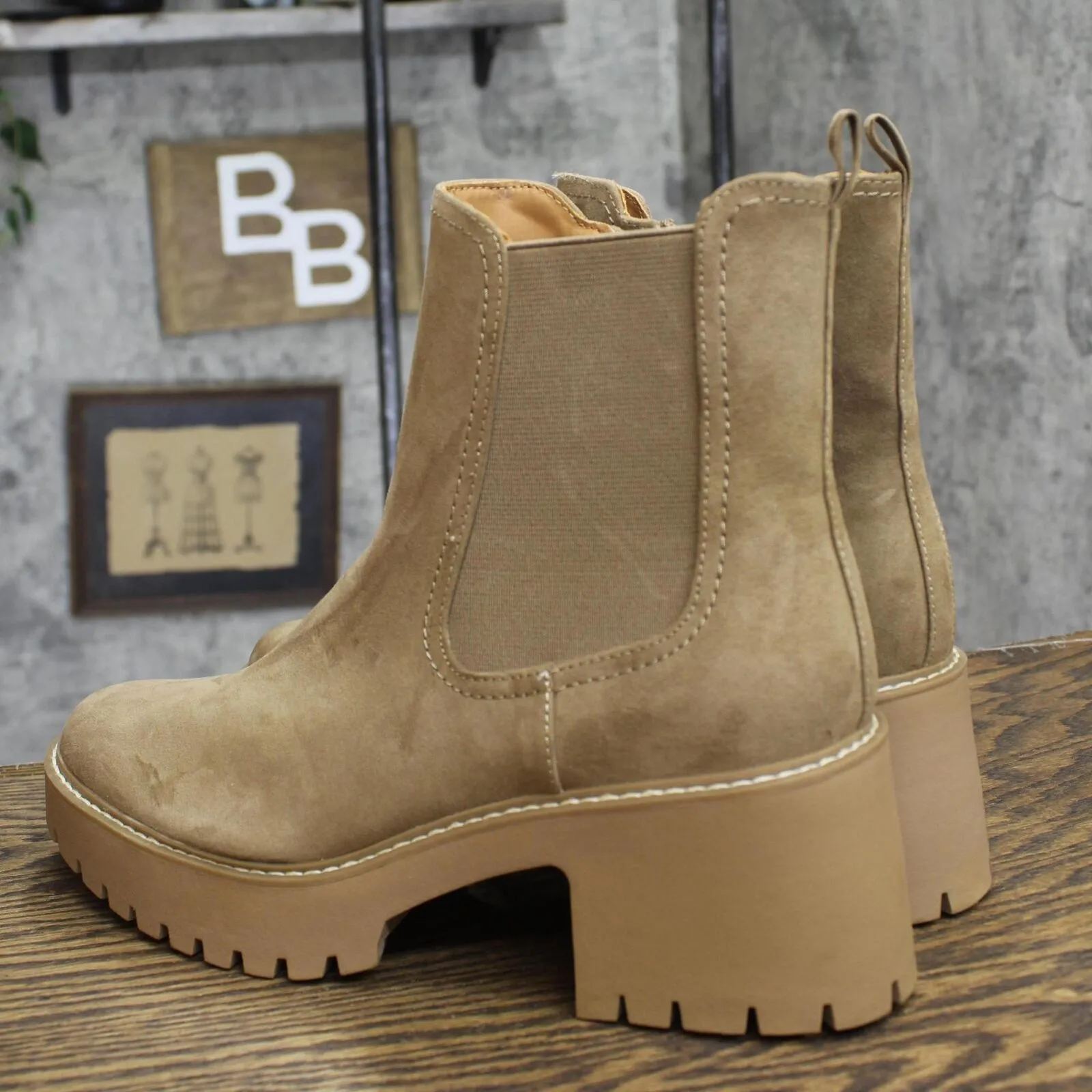 Universal Thread Crispin Chelsea Boots with Memory Foam Insole Tan Brown 11M