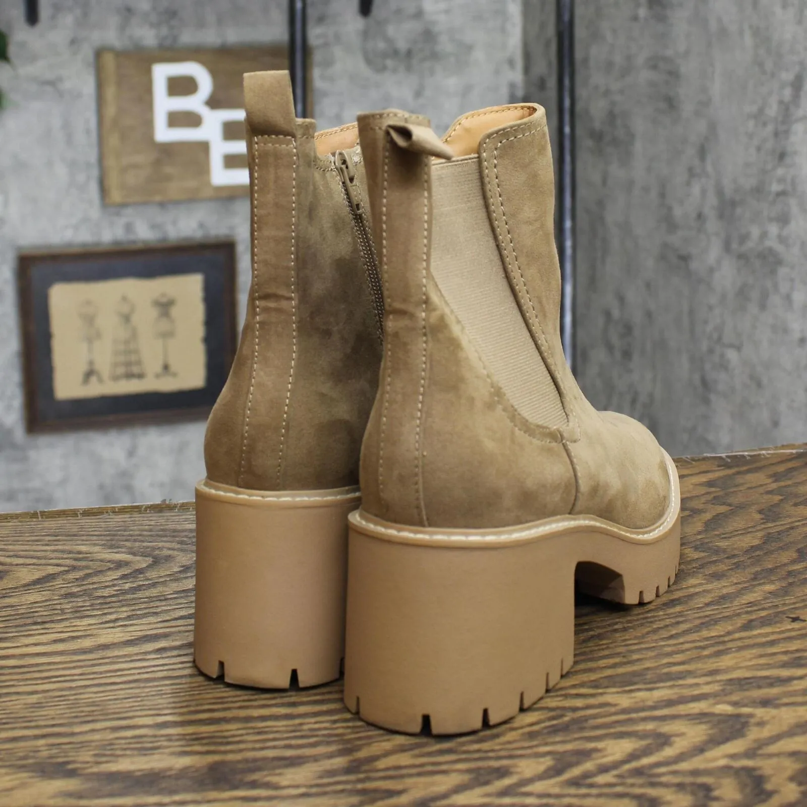 Universal Thread Crispin Chelsea Boots with Memory Foam Insole Tan Brown 8.5M