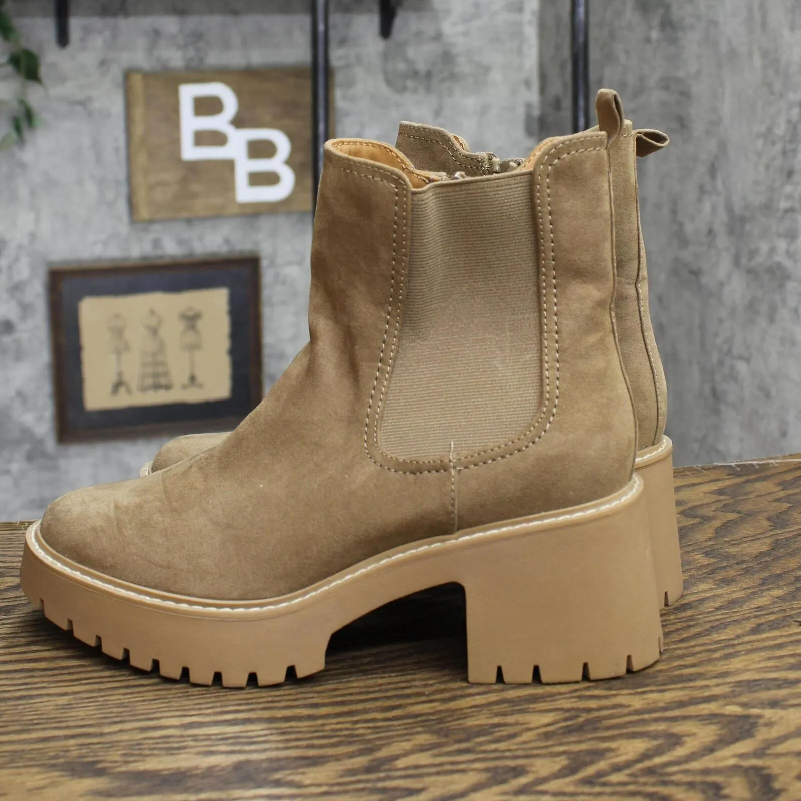 Universal Thread Crispin Chelsea Boots with Memory Foam Insole Tan Brown 8.5M
